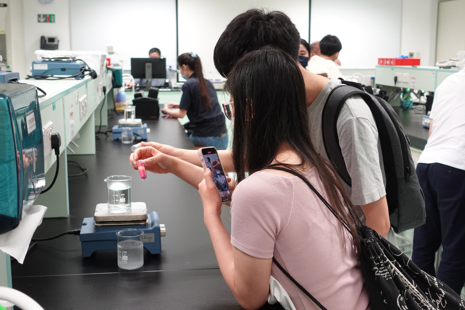 Visitors joined the Chemistry Lab Tour, in which Dr. Vincent Ko shared about how colour is related to chemistry.
