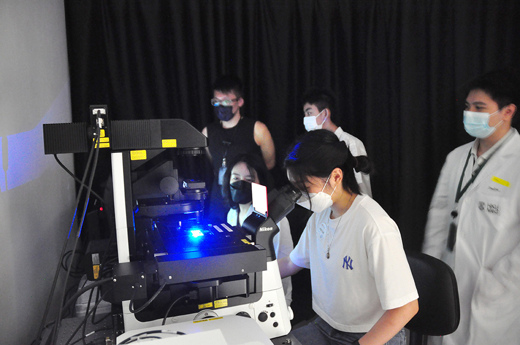 Hong Kong Brain Bee Competition finalists visited labs of CityU Neuroscience Photo 4.