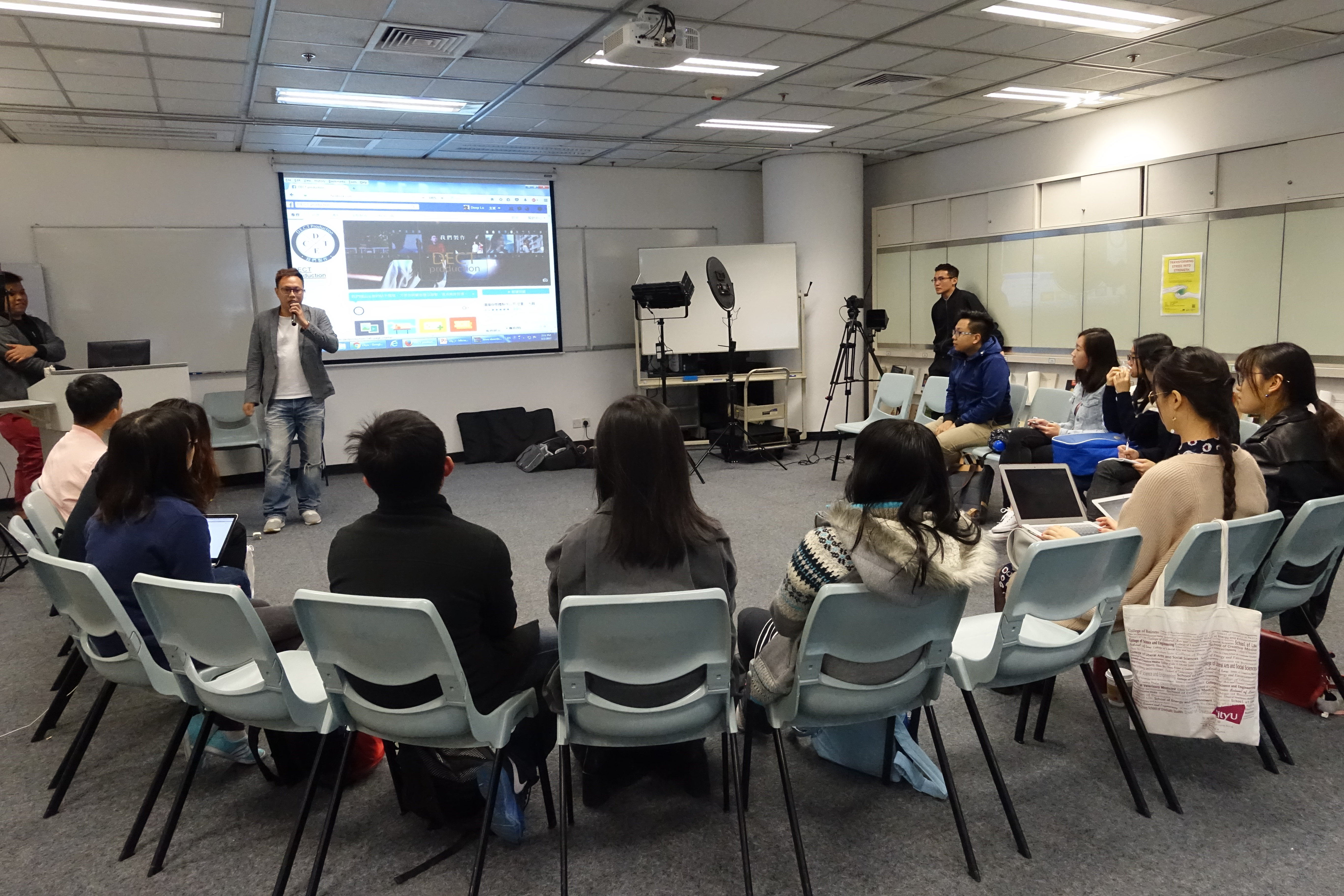 Students were passionately listening to the introduction by the instructor. 