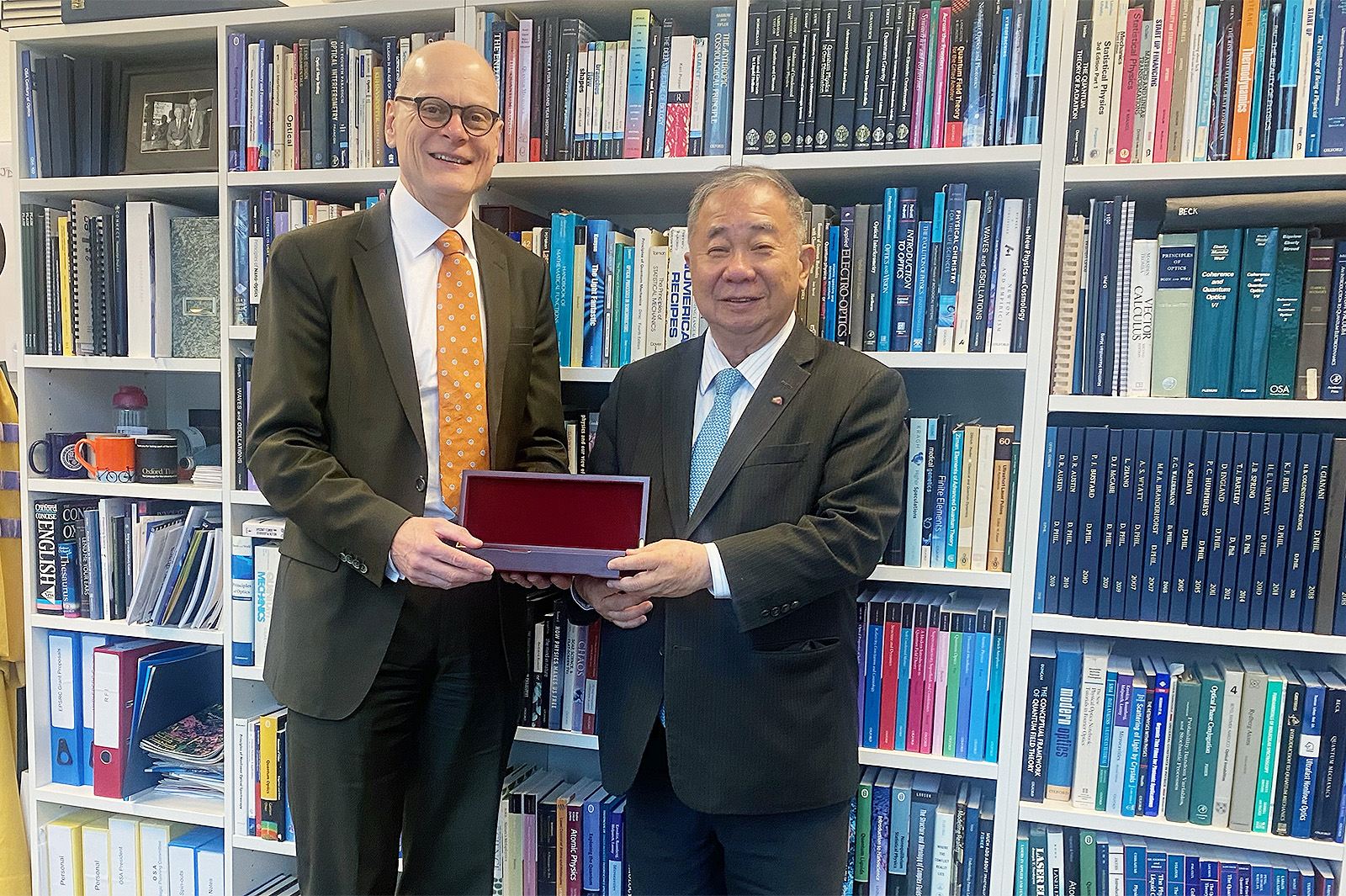 城大校長梅彥昌教授 （右）和Ian Walmsley教授（左）。