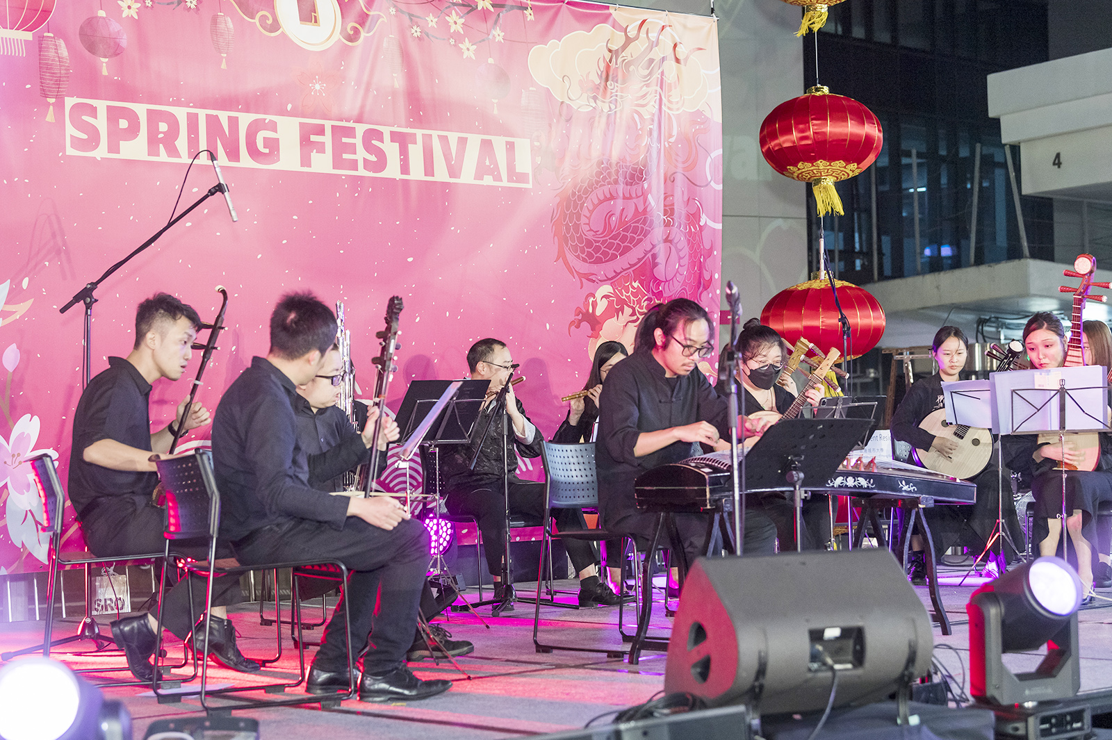 城大中樂團呈獻四首節慶樂曲，包括《迎春花》、《祝福你》、《歡樂年年》和《金蛇狂舞》。