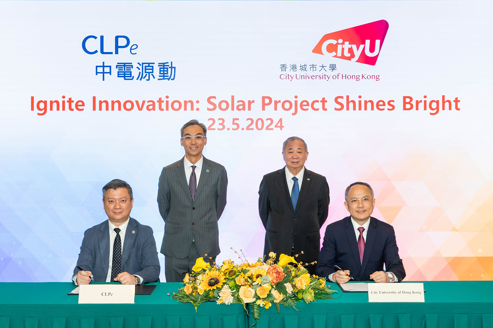 在中電源動集團總裁吳永豪先生（左二）與香港城市大學校長梅彥昌教授（右二）見證下，由中電源動集團建築能源管理主管黃維傑先生（左一）及香港城市大學協理副校長（校園發展、設施及可持續發展）及校園發展、設施及可持續發展總監吳兆堂教授（右一）簽署合作協議，攜手為城大校園安裝太陽能發電系統，加快減碳步伐。