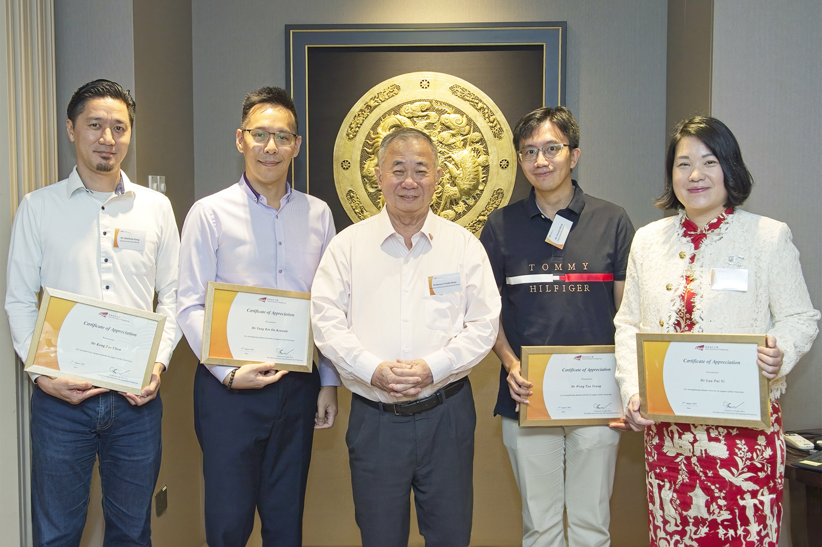 President Boey presented certificates of appreciations to the alumni organising committee for the reunion dinner.