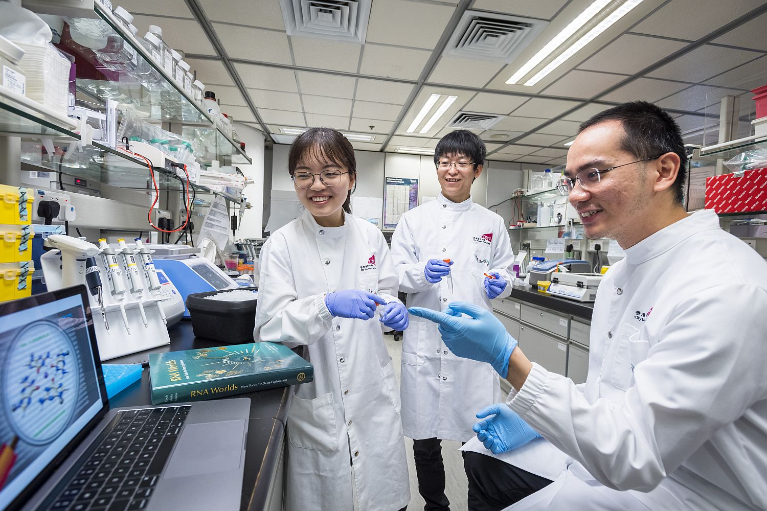 郭博士於城大成立實驗室,繼續研究並探索G-quadruplex的結構 。