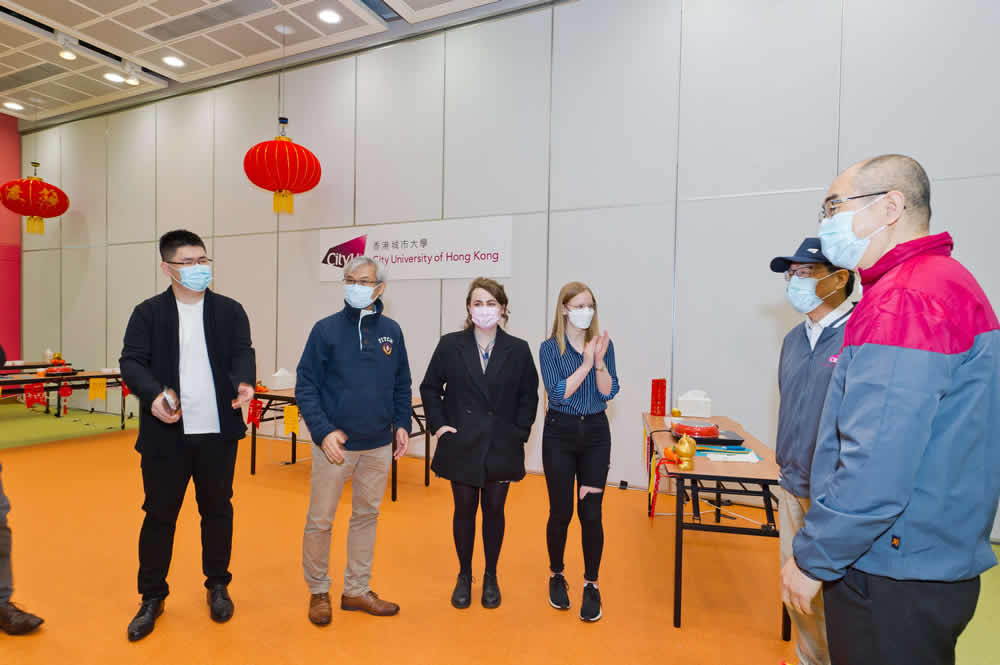 Some residents enjoyed a relaxing afternoon by making “Nian Gao” together with the President Way KUO, Professor Raymond CHAN Hon-fu, Vice-President (Student Affairs), Professor LO Tit-wing, Associate Vice-President (Student Affairs), and Professor Eric CHUI Wing-hong, Dean of Students.